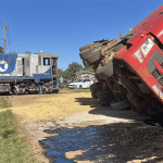Carreta é atingida por locomotiva em linha férrea no interior do RS